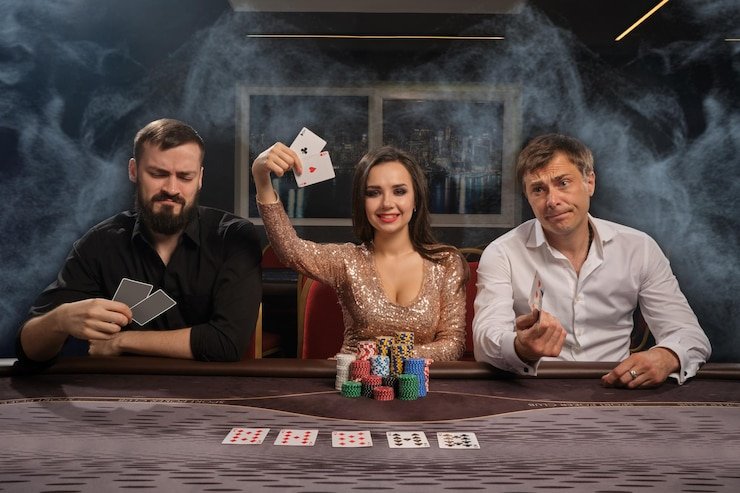 Tampilan fase taruhan AduQ dengan opsi fold, call, dan raise